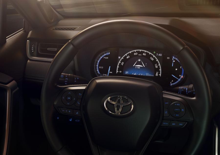 Панель приборов Toyota RAV4 XSE Hybrid 2018 года  (NA) (фото 2 из 71)